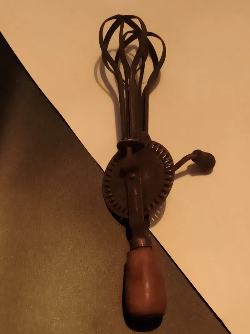 Batteur à main ancien, fouet mécanique vintage, poignée bois, outil cuisine