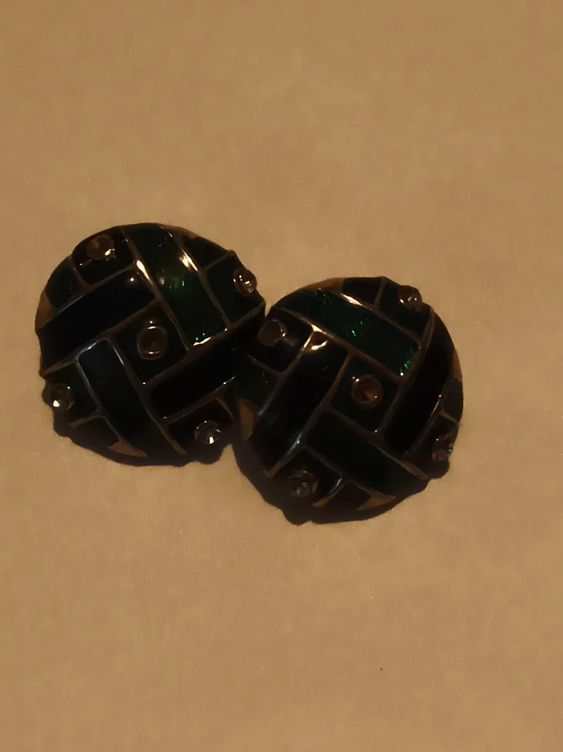 Paire de boucles d’oreilles vintage rondes décor émaillé vert noir, clip rétro