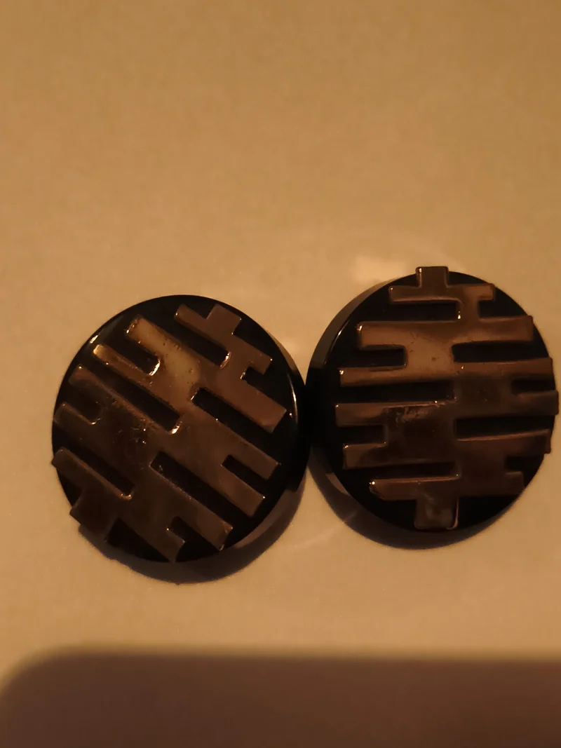 Paire boucles d’oreilles vintage rondes noir décor géométrique métal