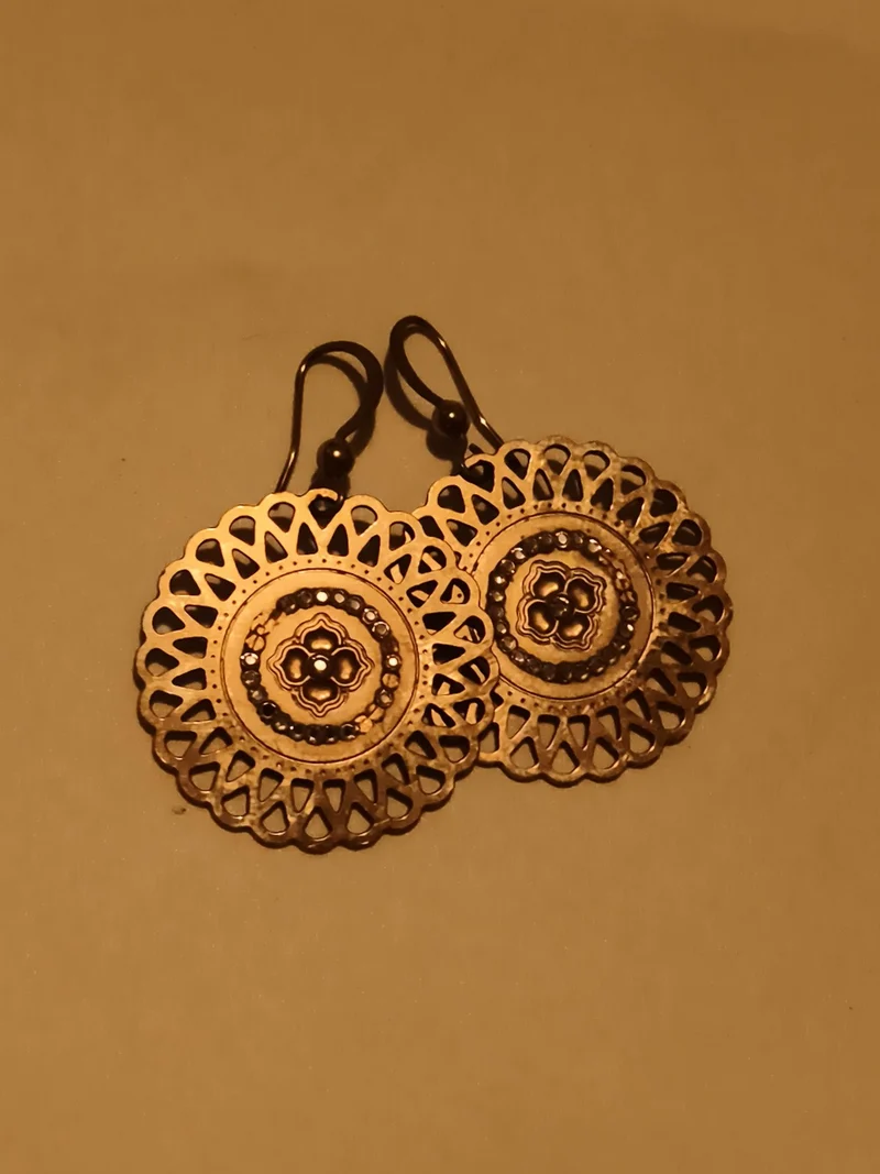 Paire de boucles d’oreilles vintage pendantes dorées motif ajouré bohème