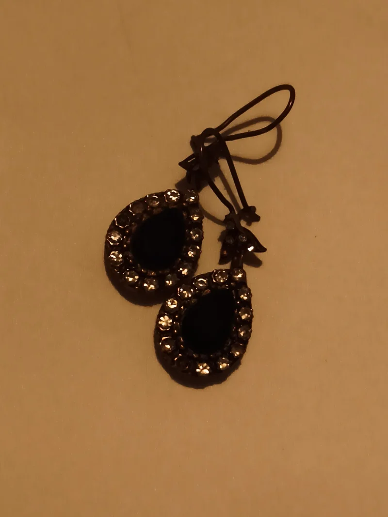 Paire boucles d’oreilles vintage pendantes noires strass goutte rétro