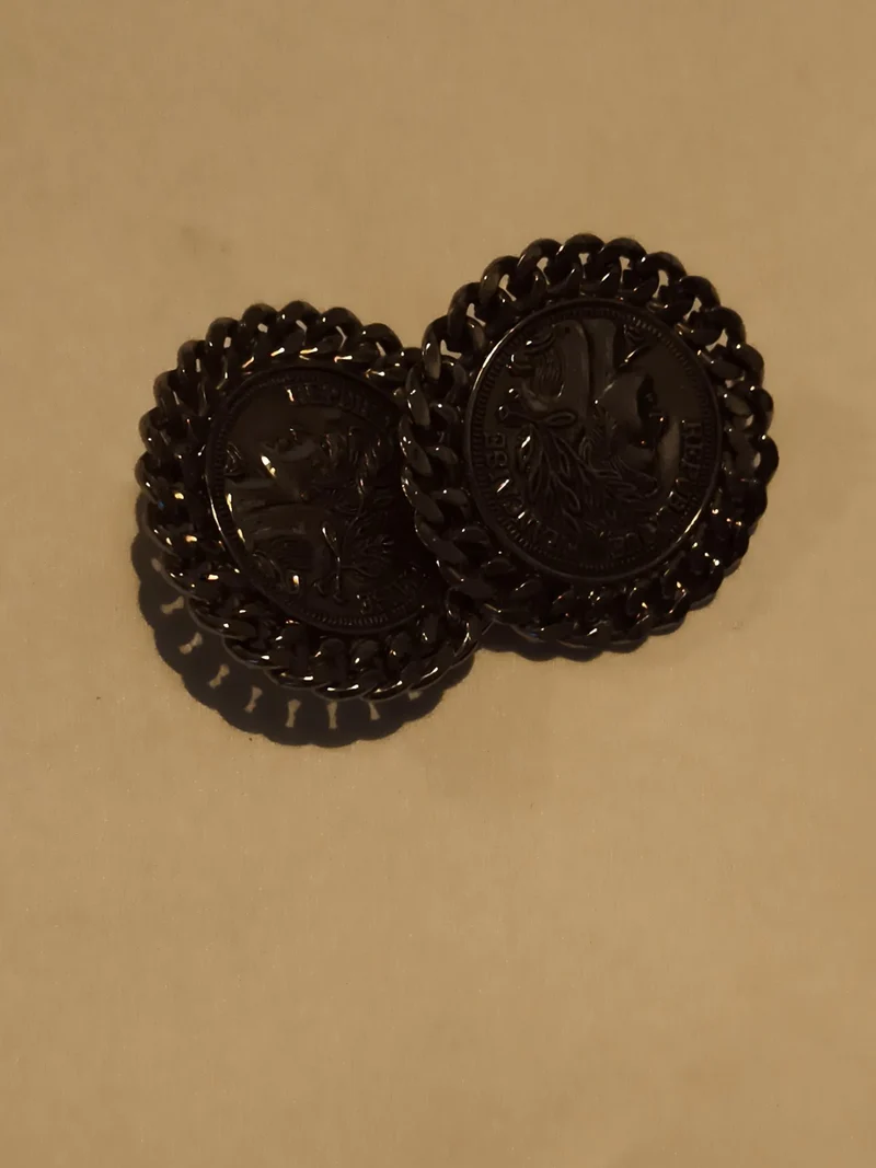 Paire boucles d’oreilles vintage médaillon noir style pièce République