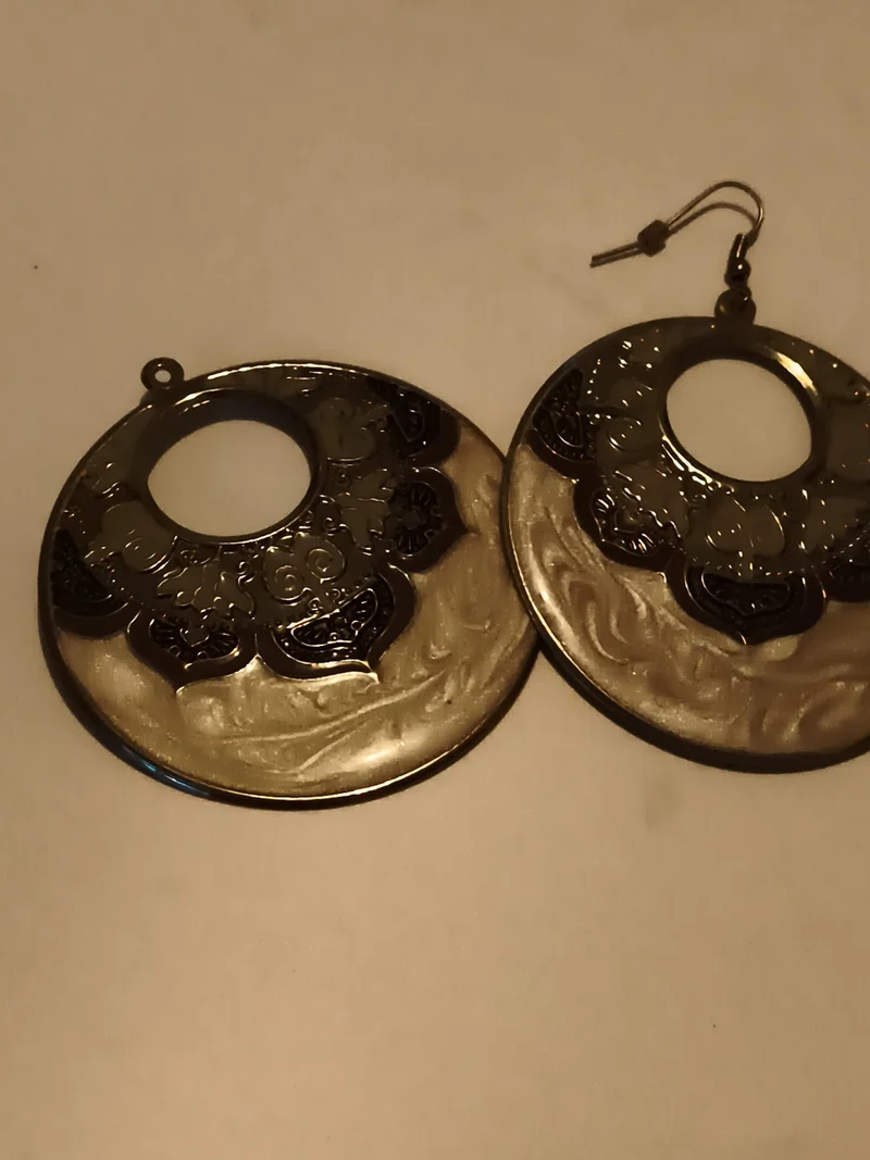 Paire de boucles d’oreilles vintage rondes ajourées décor floral métal
