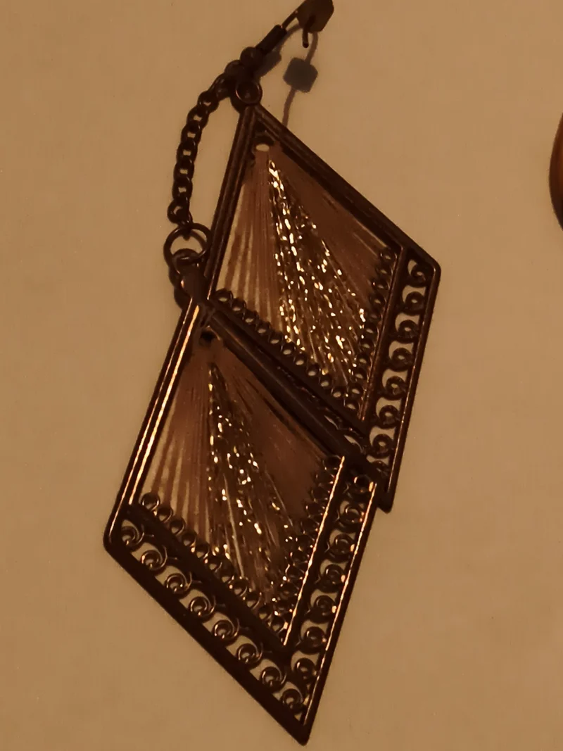 Boucles d’oreilles vintage géométriques dorées, motif losange ajouré rétro