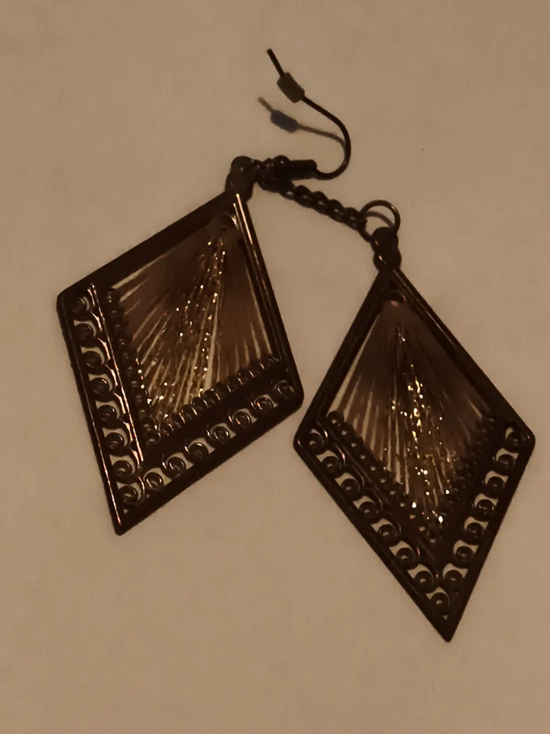 Paire de boucles d’oreilles vintage losange, finition dorée, style années 70