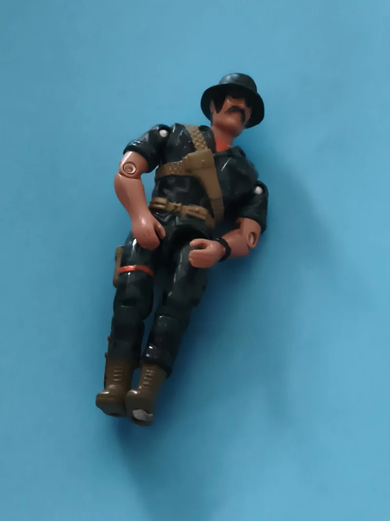 Figurine articulée Gi Joe militaire casque noir tenue sombre