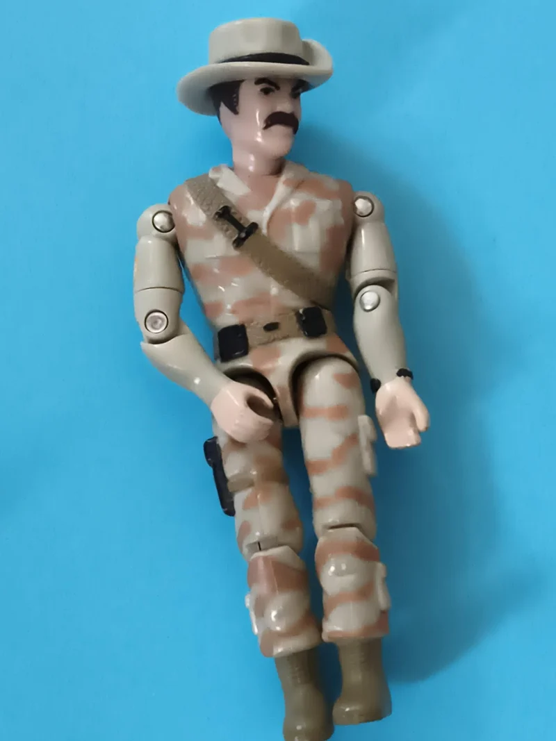 Figurine articulée GI Joe camouflage désert chapeau moustache militaire