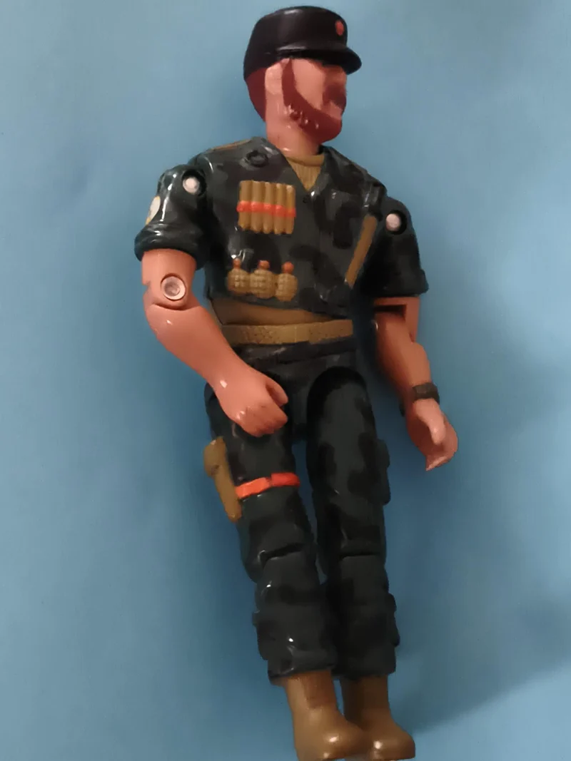 Figurine articulée militaire Gi Joe camouflage barbe casquette noire