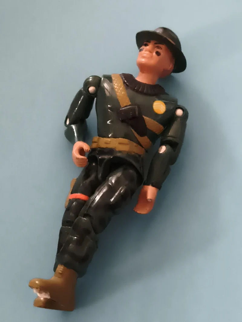Figurine articulée Gi Joe militaire vert chapeau articulations visibles