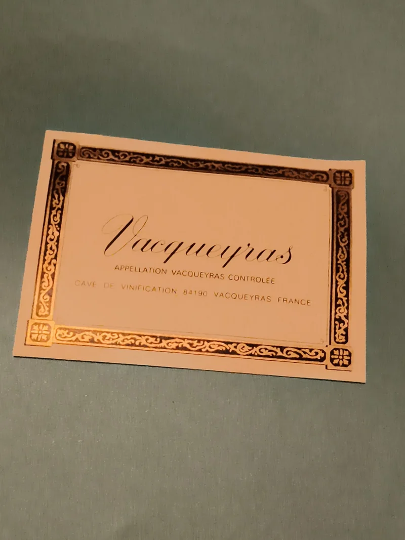 Étiquette vin Vacqueyras vintage neuve, dorure, Cave 84190, deadstock