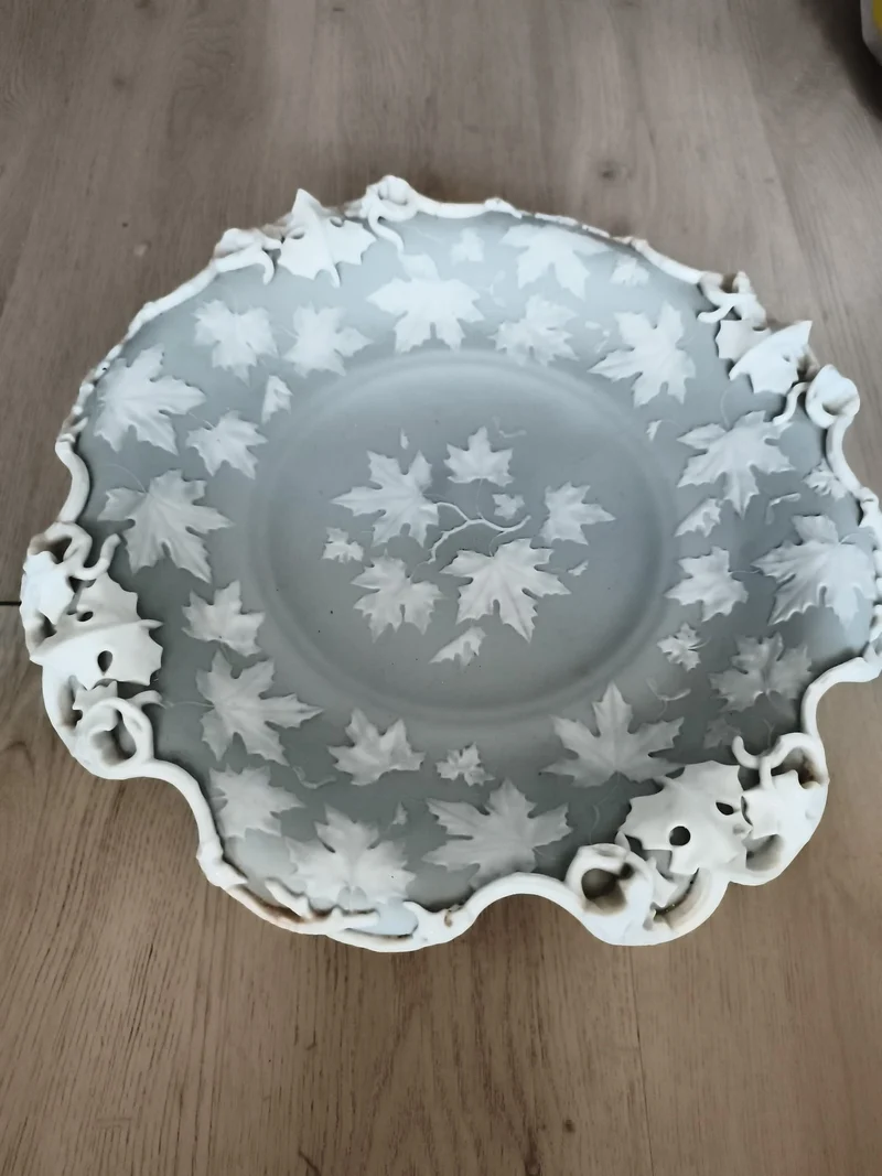 Plateau décoratif en biscuit bleu blanc relief feuilles style ancien rare