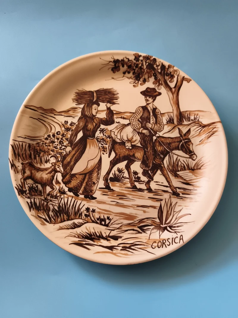Assiette décorative Corsica Fortigliolo scène rurale marron beige