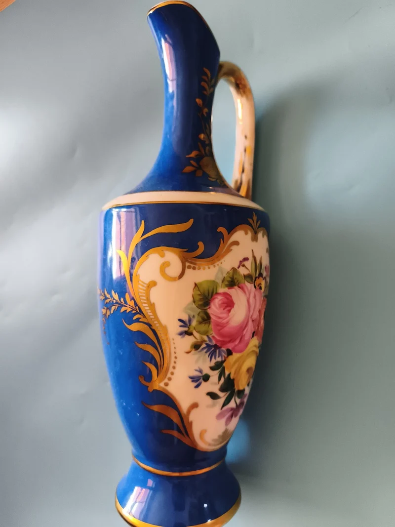 Pichet décoratif bleu fleuri style Marie Brizard dorures émail