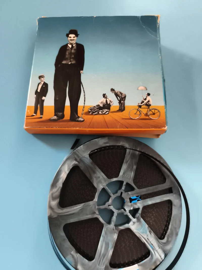 Bobine film muet Charlie Chaplin + boîte décor illustrée cinéma