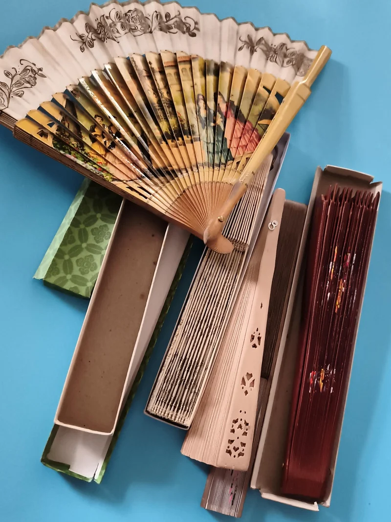 Lot éventails pliants décoratifs japonais motifs traditionnels