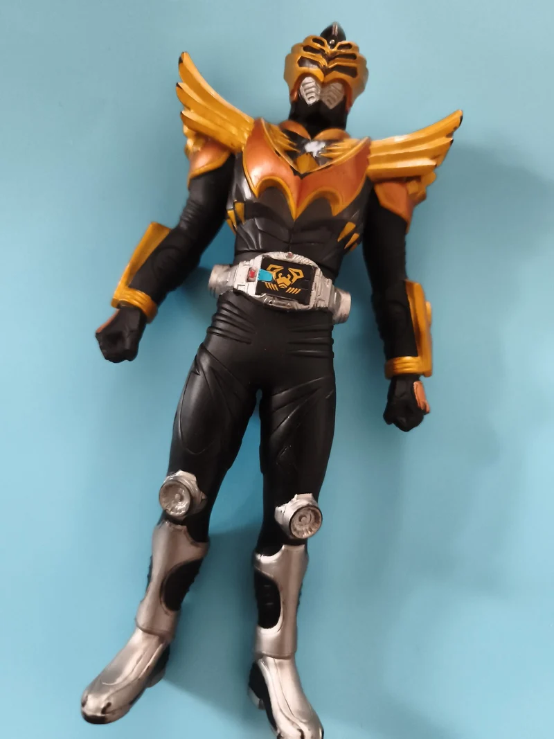 Figurine articulée Kamen Rider Ryuki noir or Sentai style Ultraman