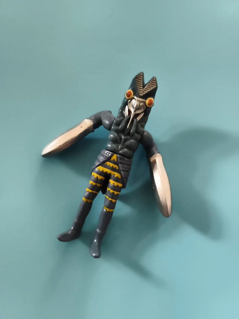 Figurine Baltan Ultraman monstre gris jaune Sentai articulée Japan