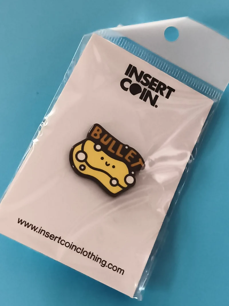 Pin's Insert Coin Bullet jaune émaillé badge fantaisie kawaii neuf