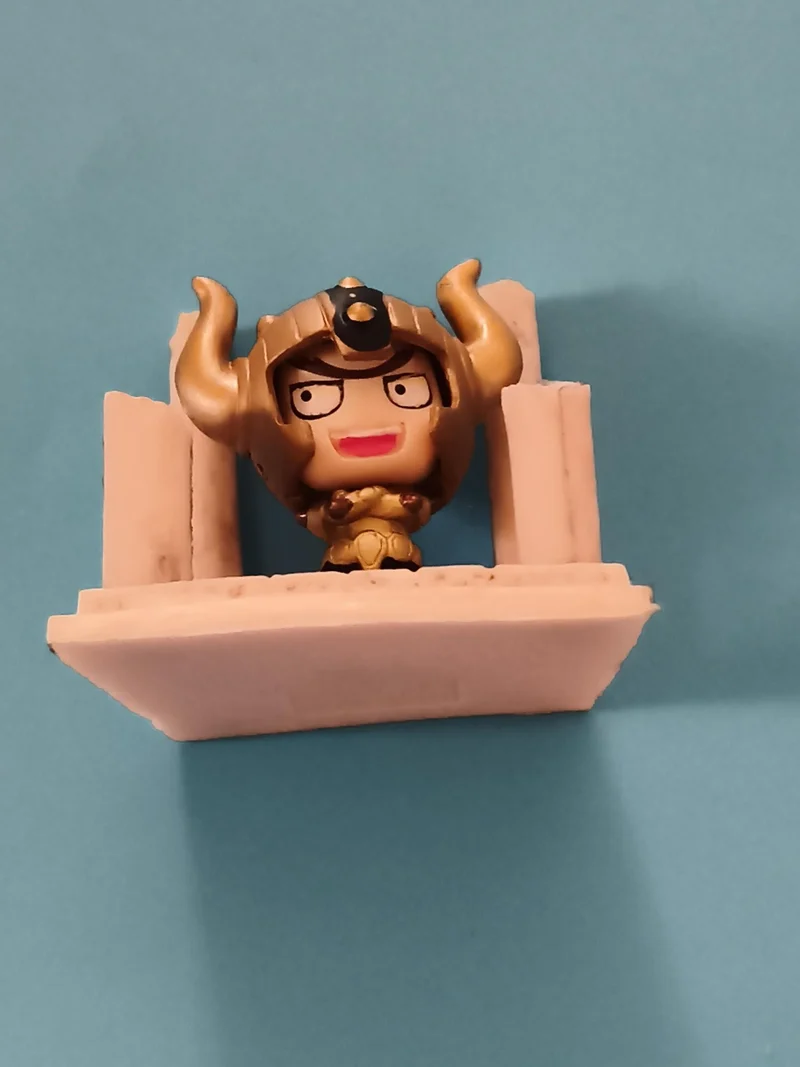 Figurine mini chibi Saint Seiya casque doré temple décor