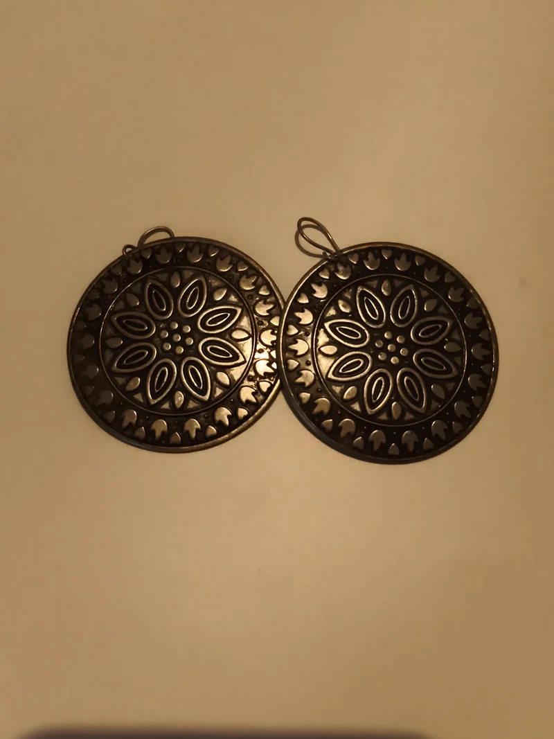 Paire boucles d’oreilles vintage rondes motif floral, aspect métal foncé