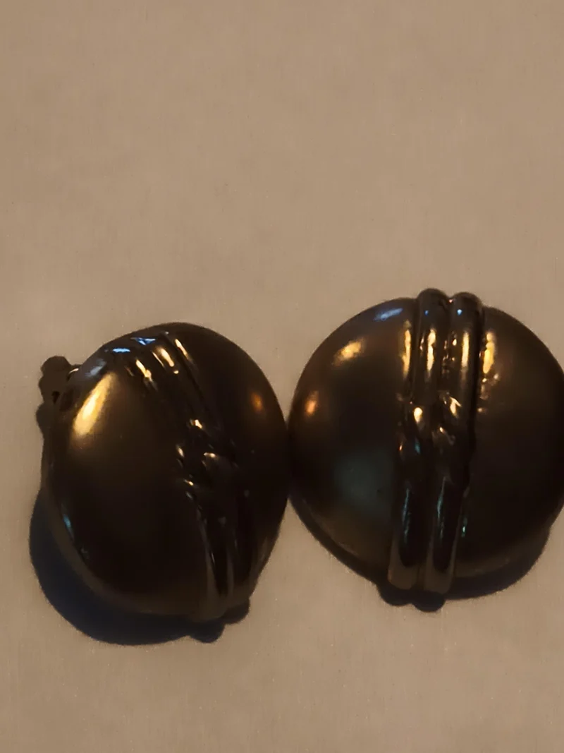 Paire boucles d’oreilles vintage bombées aspect doré relief années 80 clip