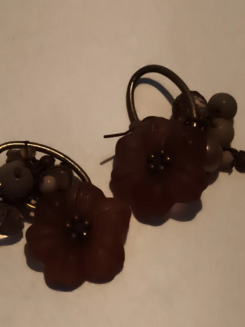 Paire boucles d'oreilles vintage fleurs prune, perles pendantes, style rétro