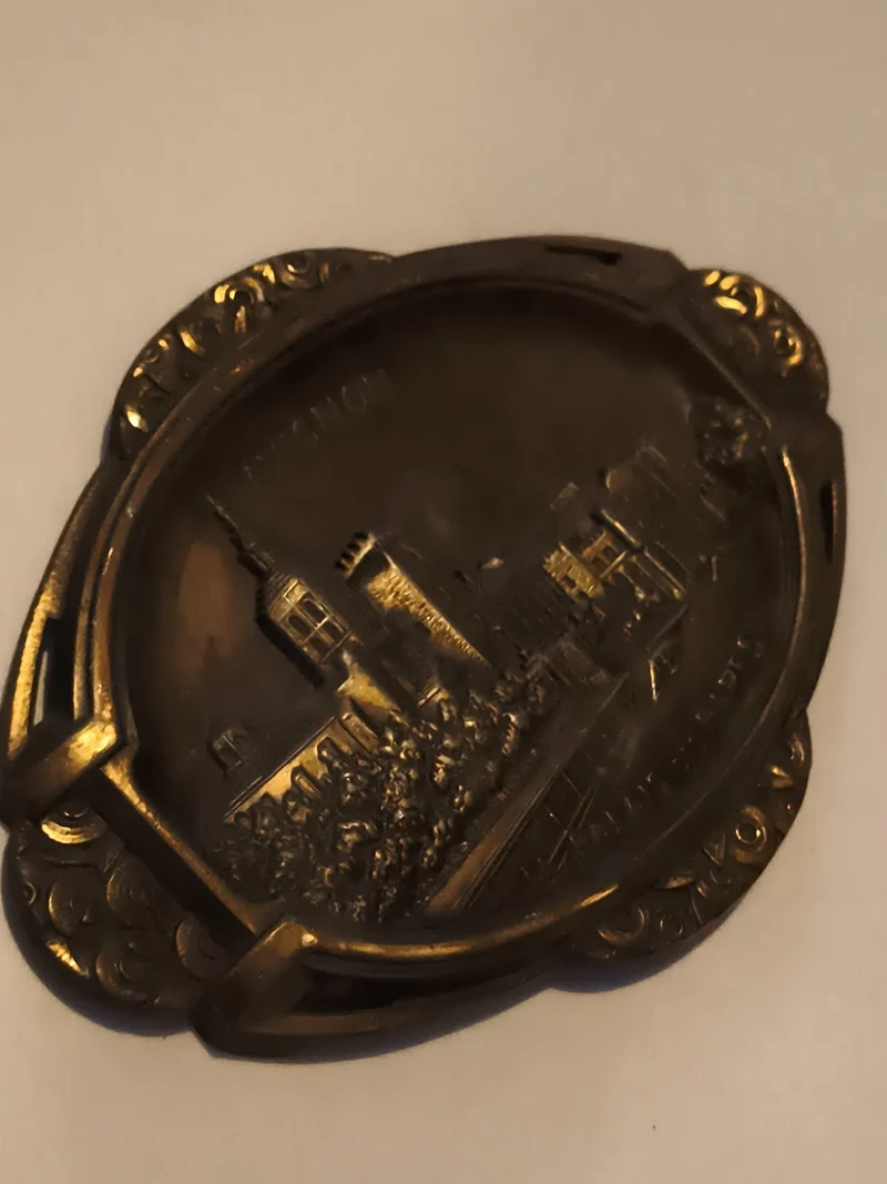 Vide-poche ancien Avignon Palais des Papes décor relief métal doré vintage
