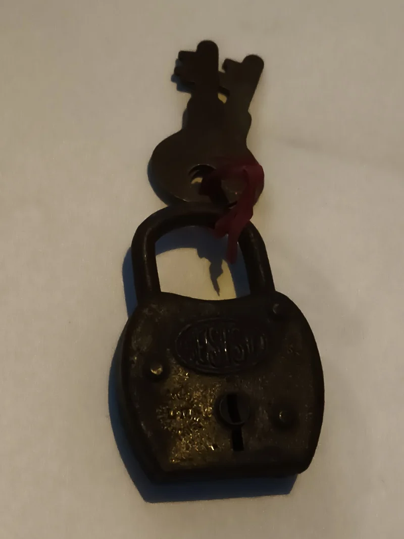 Ancien cadenas à clé ASICO, aspect métallique patiné, serrure vintage rétro