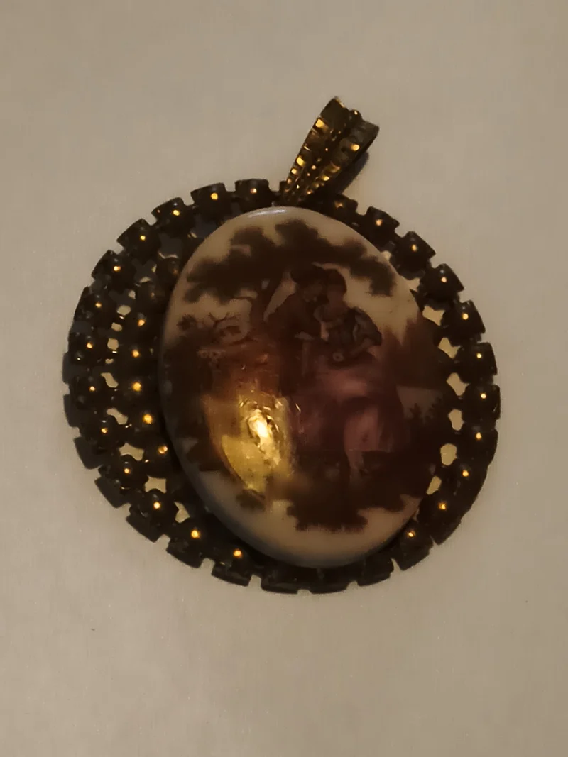 Pendentif ancien médaillon ovale décor pastoral, monture ajourée vintage