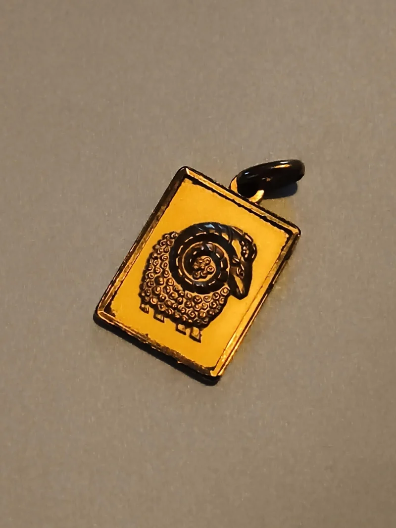 Pendentif ancien rectangulaire bélier doré signe astrologique zodiaque rétro
