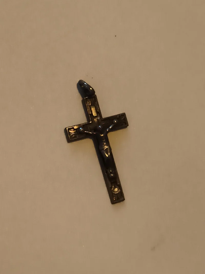Petite croix ancienne crucifix pendentif religieux finition sombre