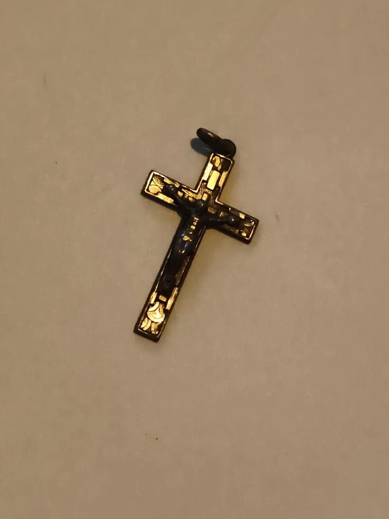 Petite croix ancienne pendentif Christ doré décor gravé vintage religieux