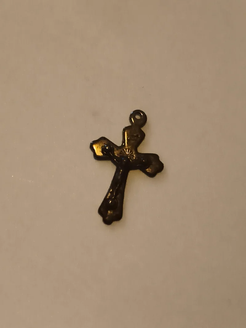 Petite croix ancienne pendentif religieux aspect doré vintage