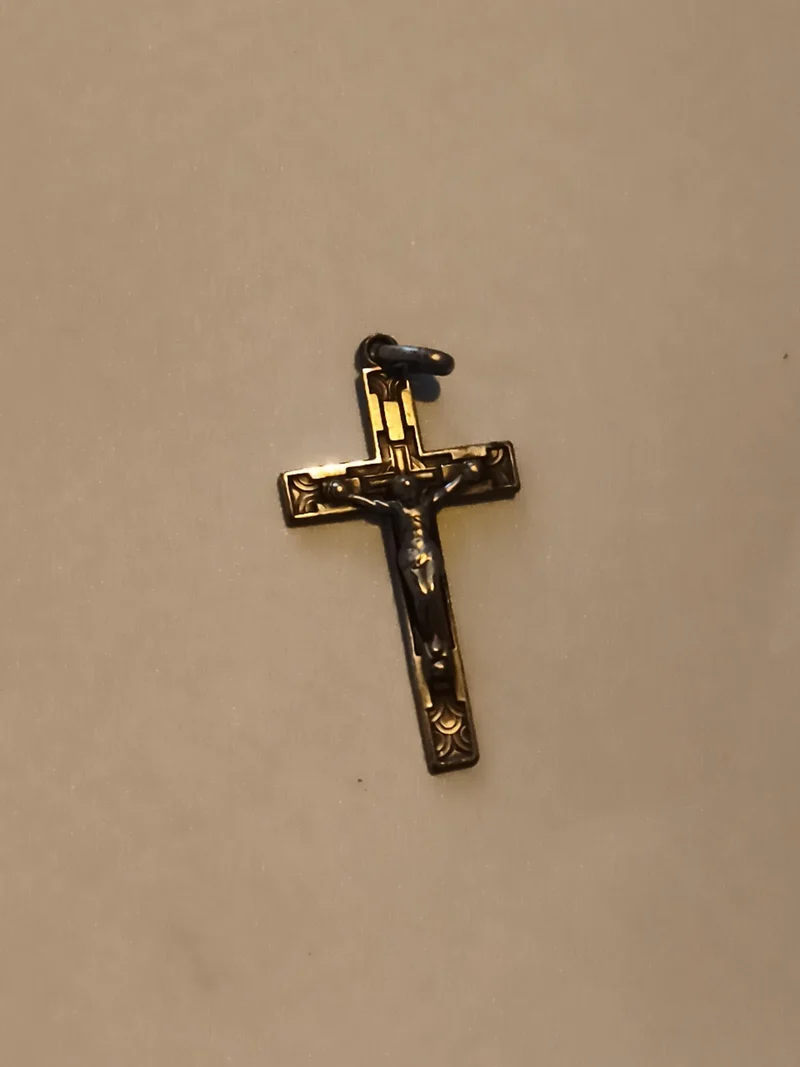 Petite croix ancienne pendentif Christ finition dorée style vintage religieux