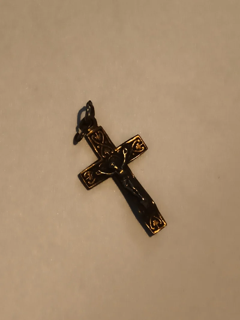 Croix ancienne pendentif crucifix doré motif cœur vintage religieux