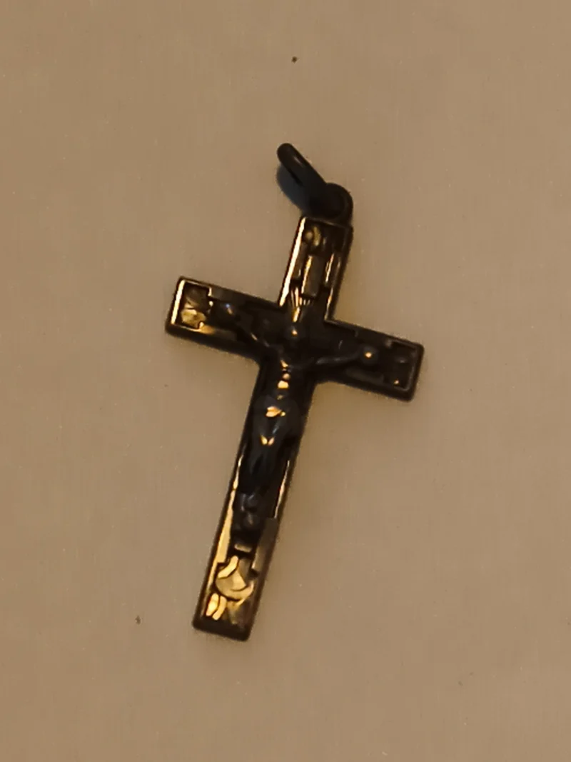 Petite croix ancienne pendentif crucifix métal aspect patiné religieux vintage