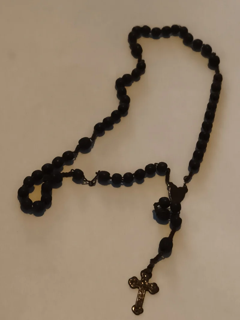 Chapelet catholique ancien perles noires croix dorée vintage prière rosary