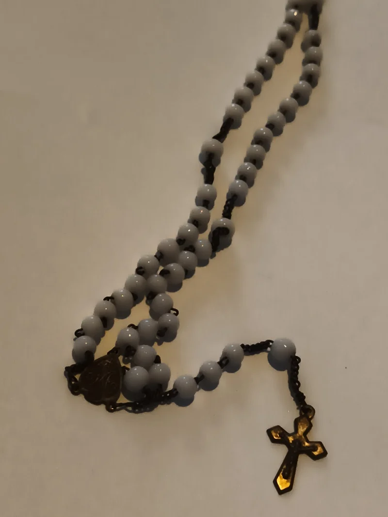 Chapelet catholique ancien perles blanches croix dorée vintage rosary