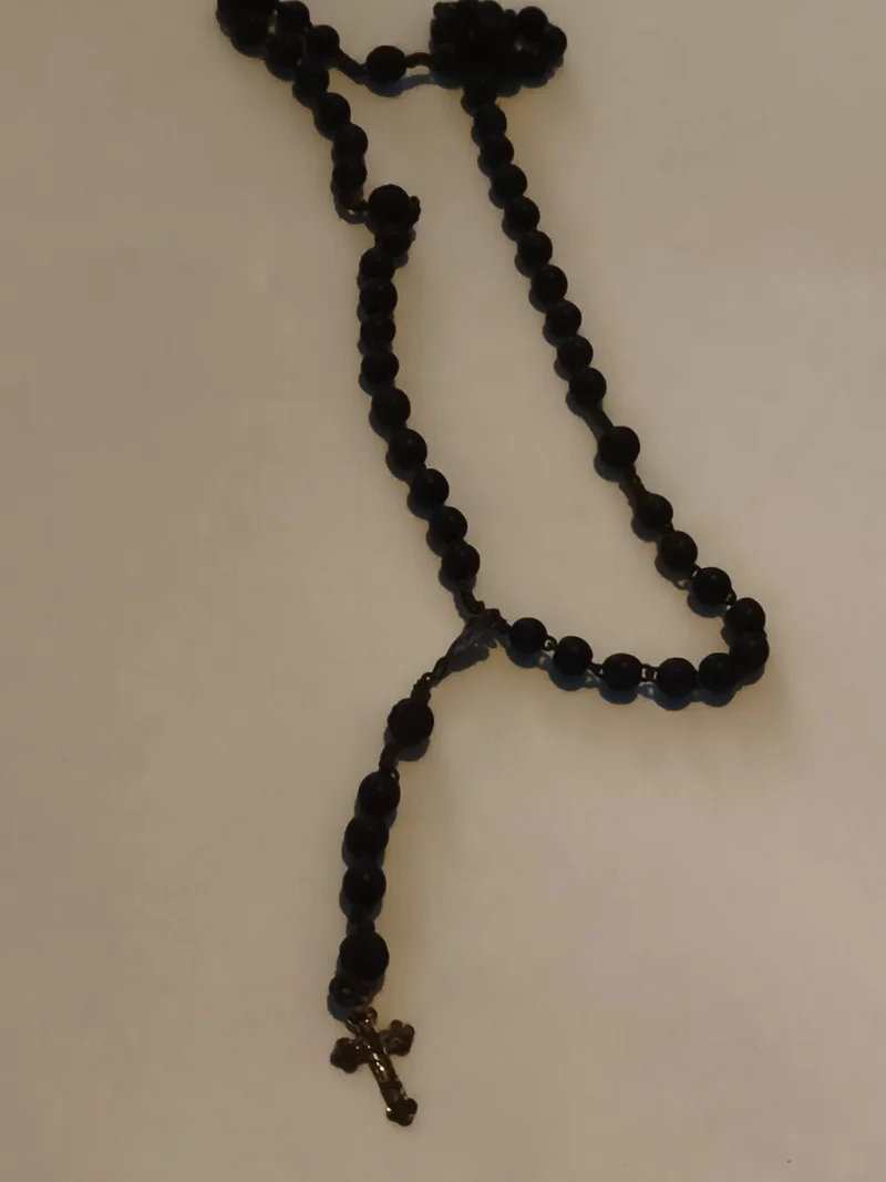 Chapelet catholique ancien, perles noires, croix métal, vintage religieux