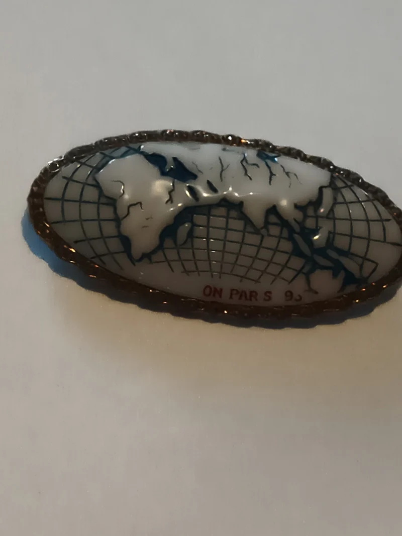 Broche vintage ovale carte du monde, décor émaillé, ON PAR S, géographie