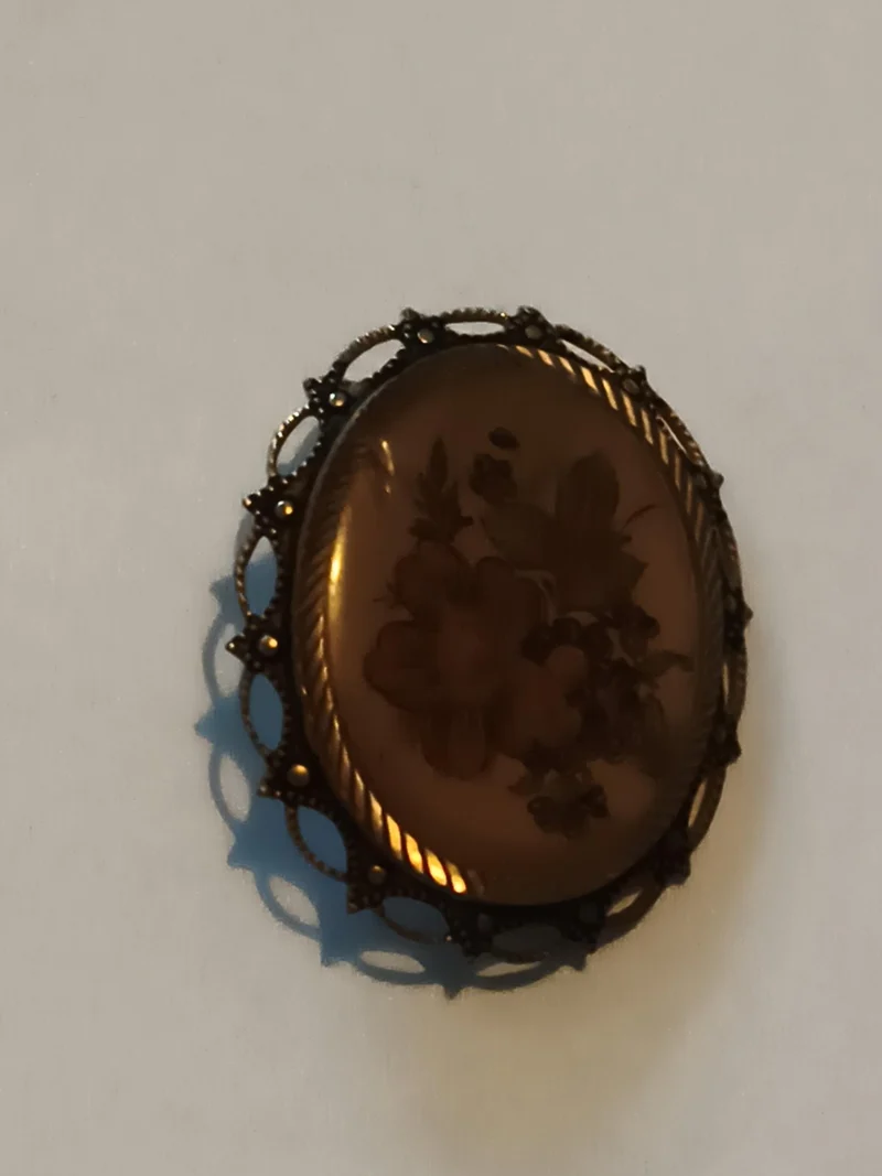 Broche vintage ovale médaillon floral ancien, monture ajourée, style rétro