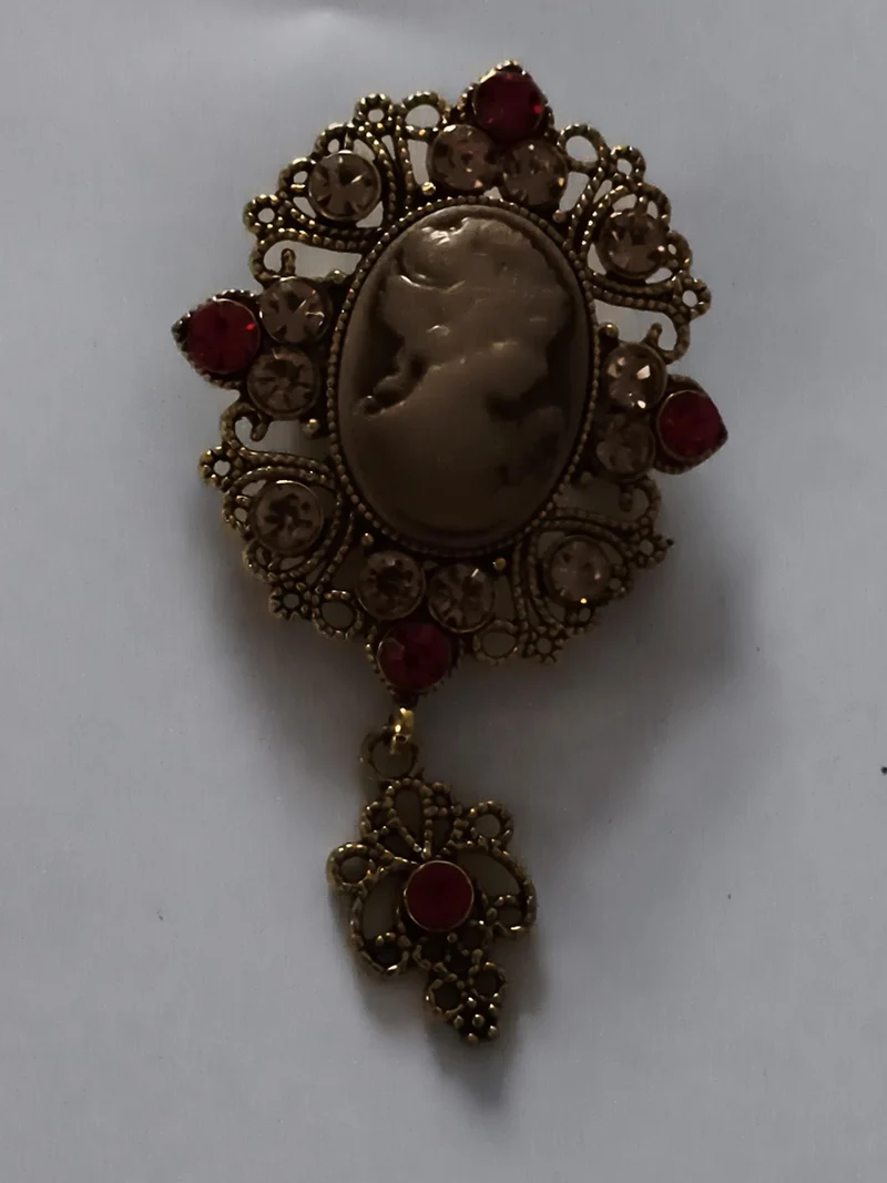 Broche camée vintage style victorien, dorure et strass rouges anciens