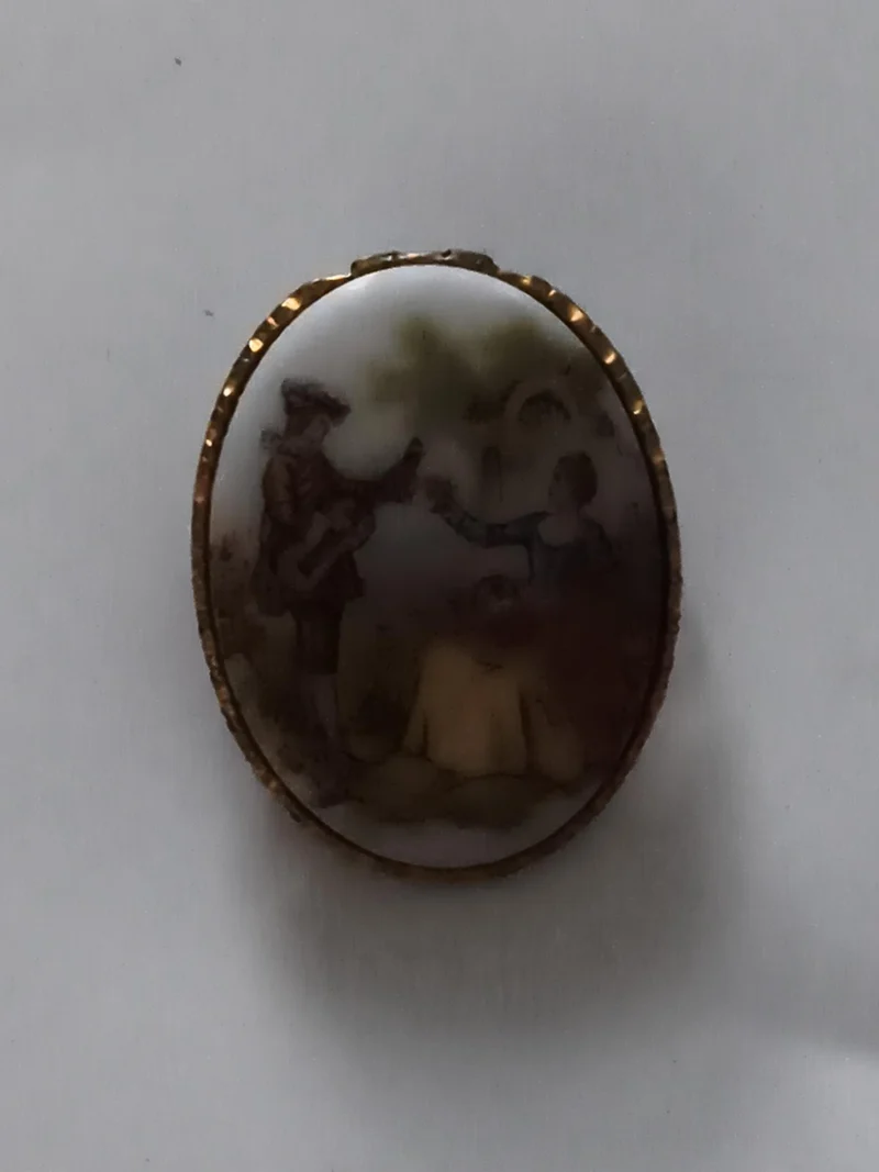 Broche vintage ovale décor romantique, médaillon ancien, style XVIIIe doré