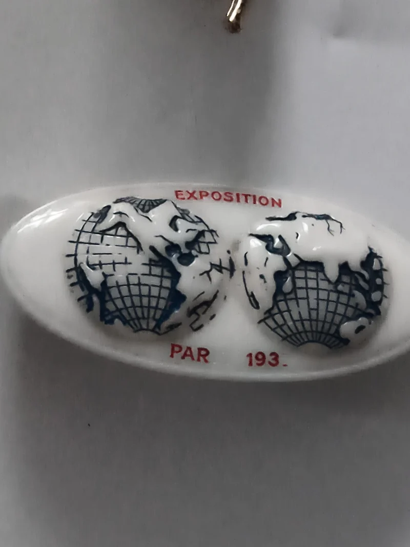 Broche vintage Exposition Paris 1930s décor globes terre, badge ancien