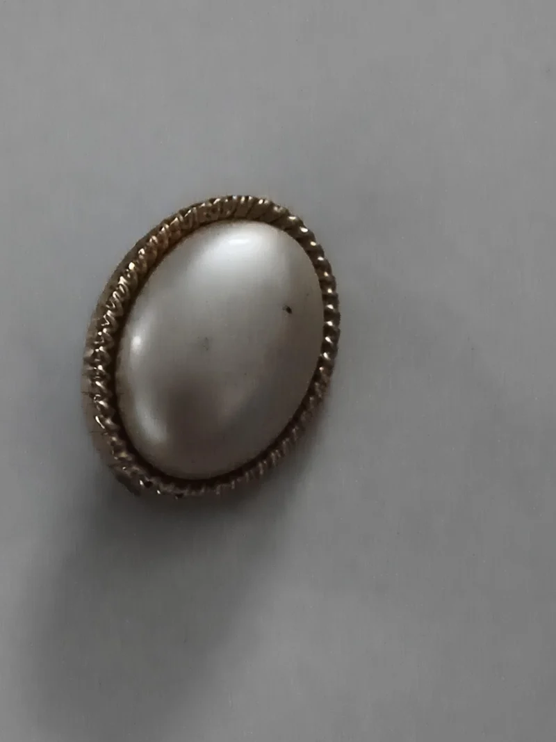 Broche vintage cabochon ovale, aspect perle nacrée et monture dorée rétro