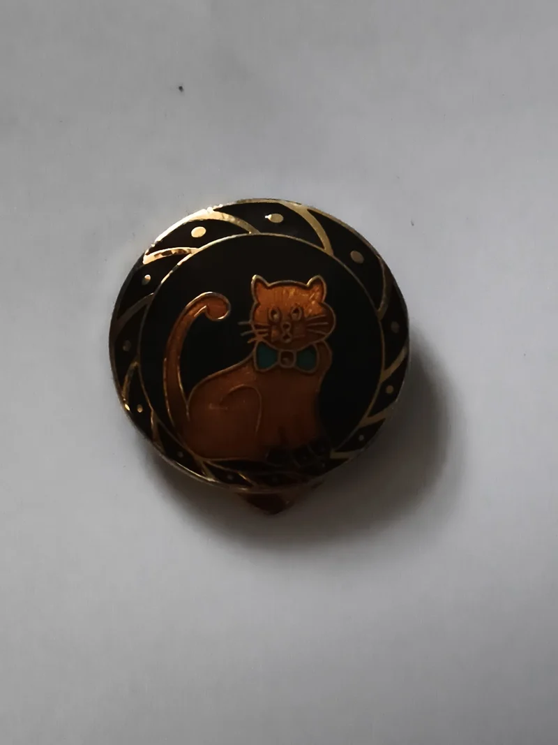 Broche vintage chat émaillé noir doré, pin's rétro motif félin élégant