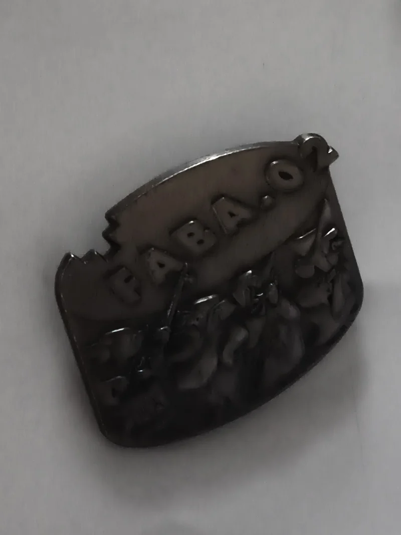 Broche vintage FABA 02 relief foncé, badge ancien, pin's métal sombre