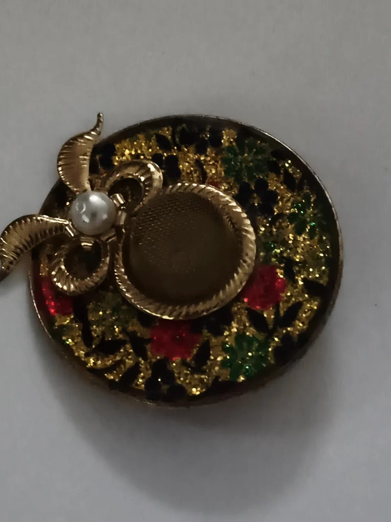 Broche vintage ovale décor floral doré, perle fantaisie, motif coloré