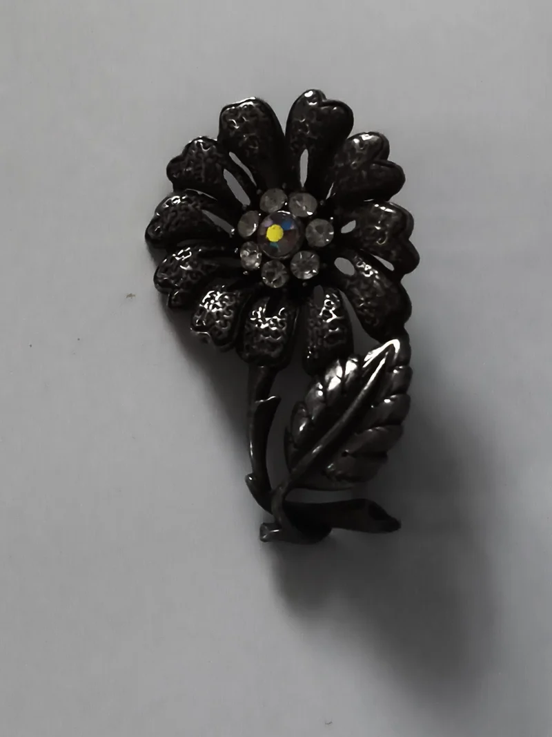 Broche vintage fleur stylisée finition sombre strass ancien rétro