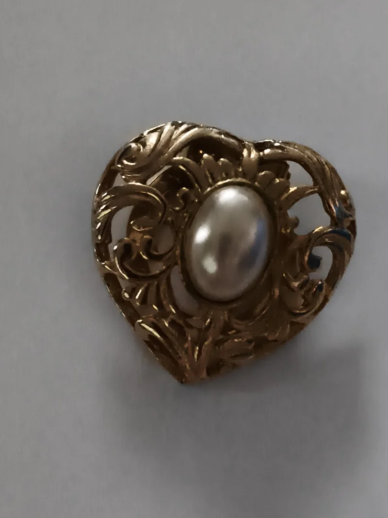 Broche vintage cœur ajouré orné cabochon perle aspect baroque rétro